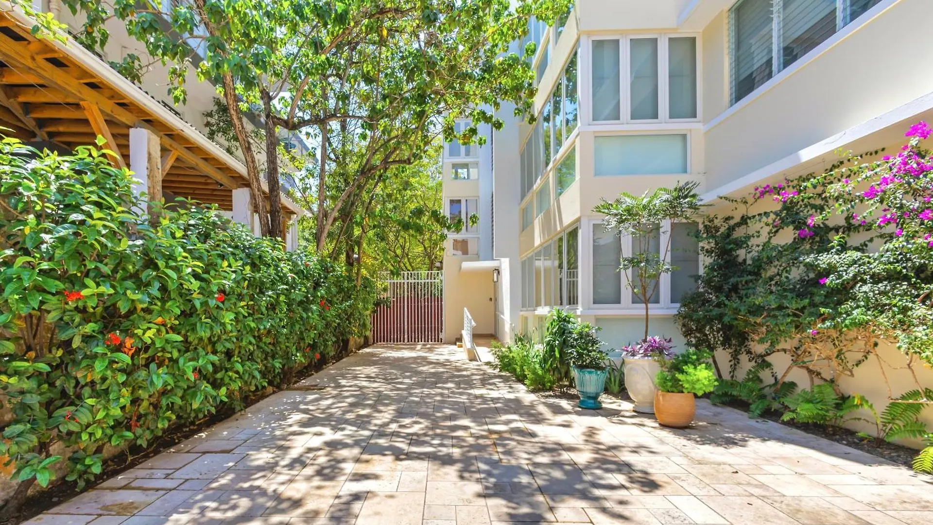 Hidden Gem In Miramar- Power Generator- Parking Apartment San Juan